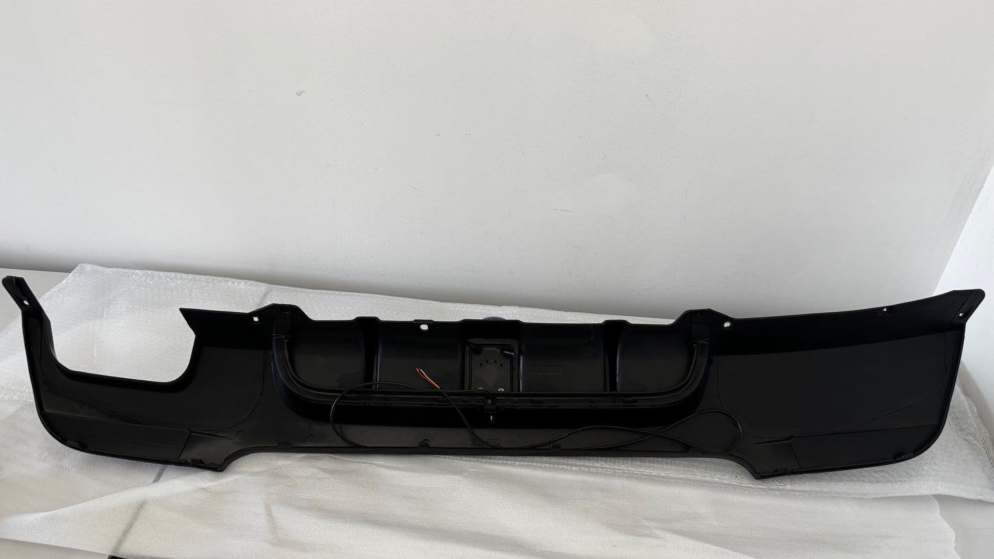 Difusor trasero BMW E90 E92 E93 con luz LED estilo M Performance