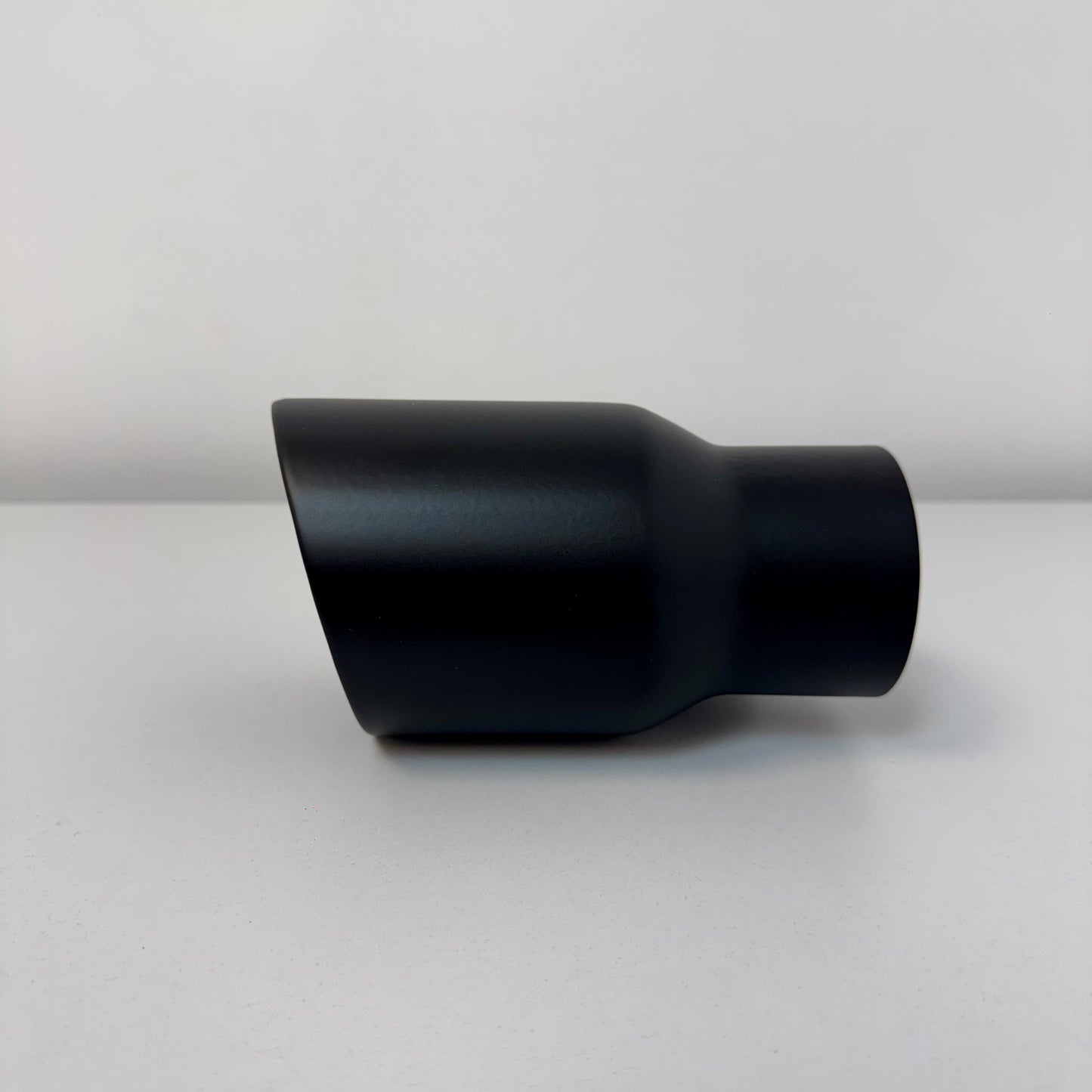 Shadow Black Tip 63mm – Salida 89/102mm | Estilo Deportivo Negro Mate