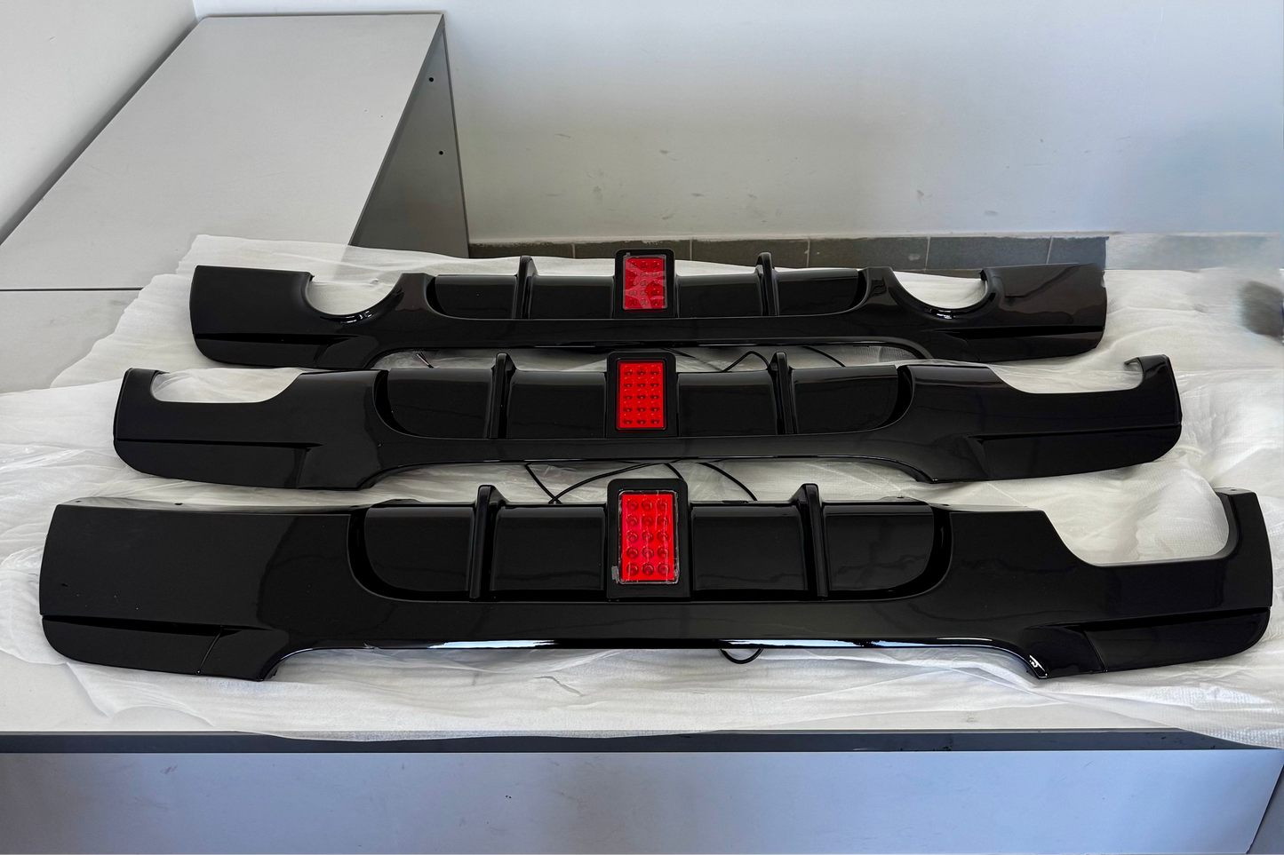 Difusor trasero BMW E90 E92 E93 con luz LED estilo M Performance