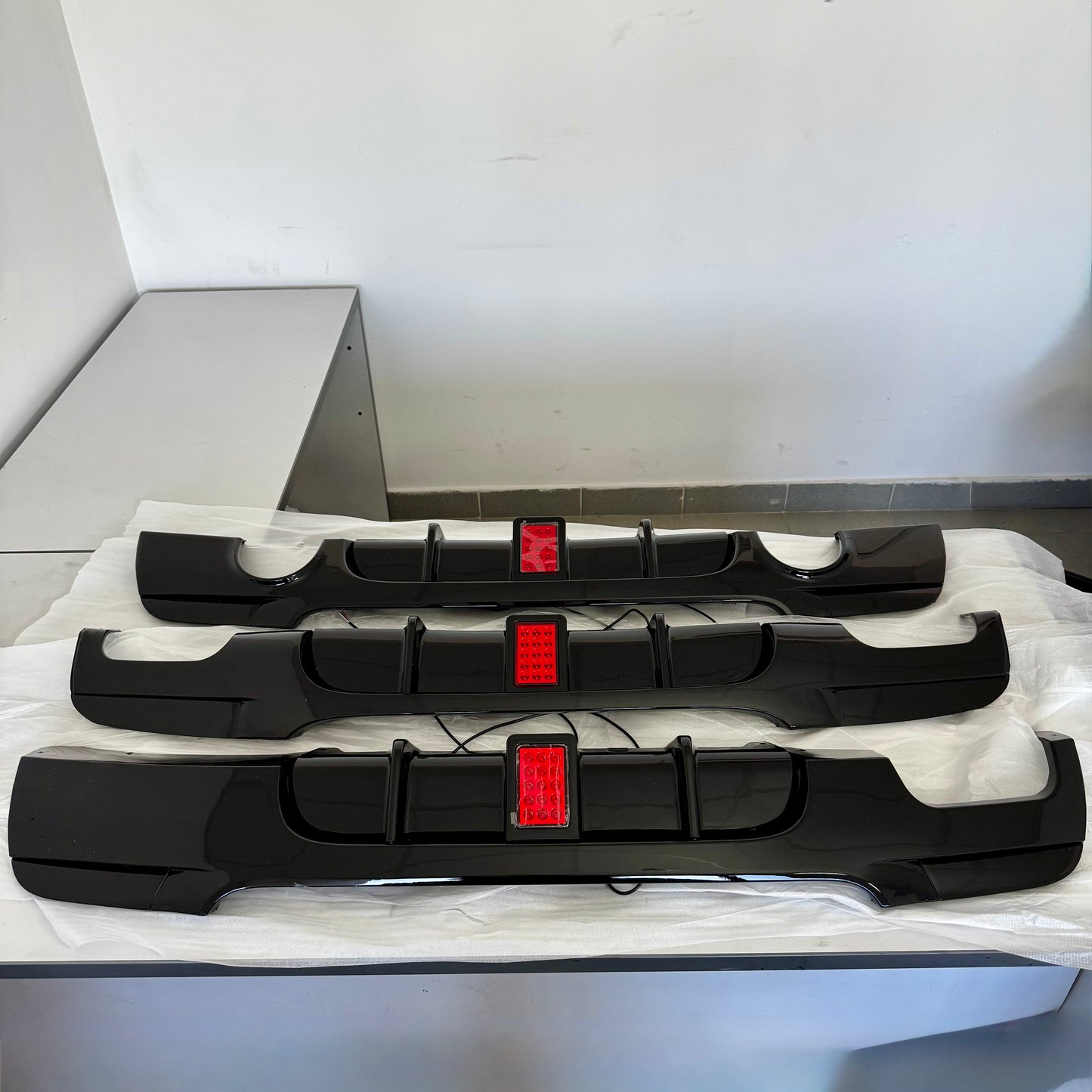 Difusor trasero BMW E90 E92 E93 con luz LED estilo M Performance