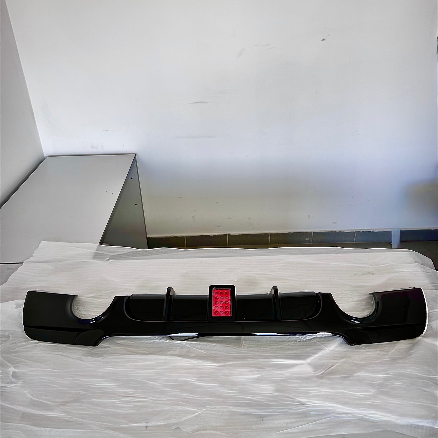 Difusor trasero BMW E90 E92 E93 con luz LED estilo M Performance