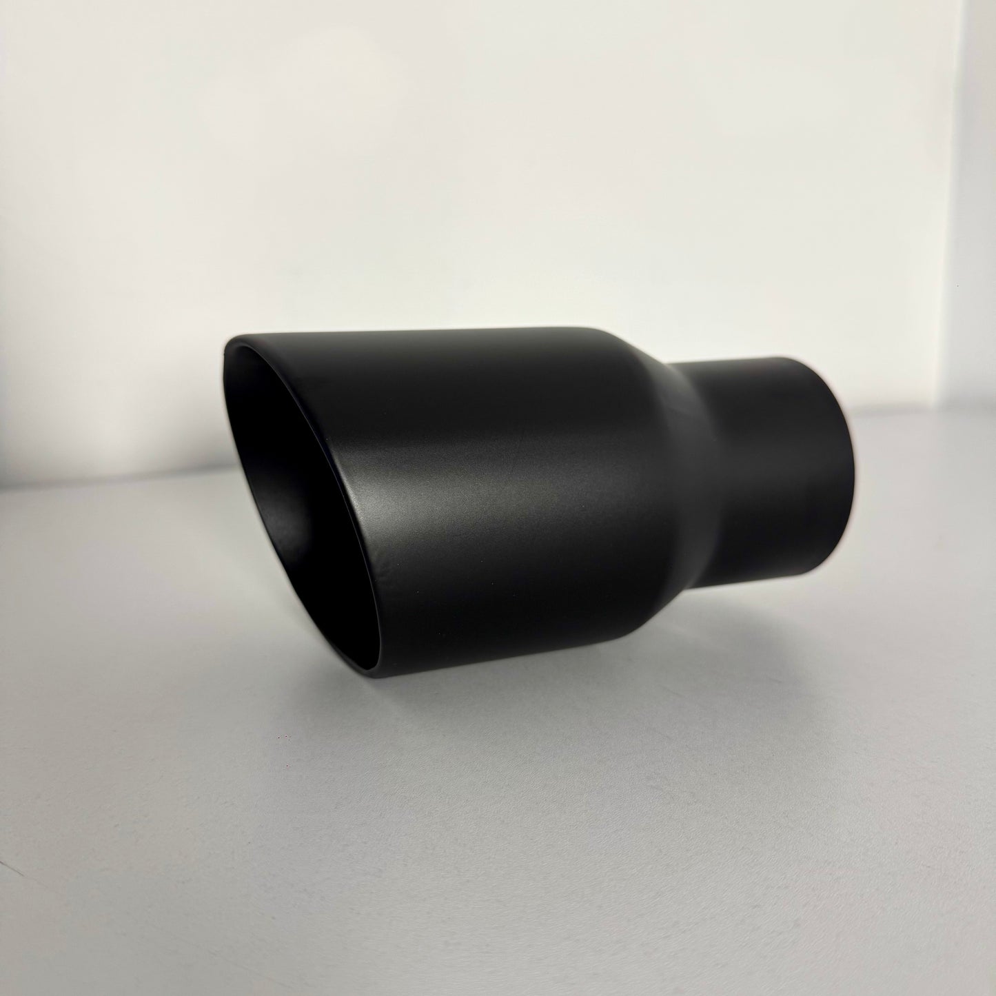 Shadow Black Tip 63mm – Salida 89/102mm | Estilo Deportivo Negro Mate