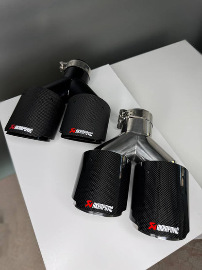 Cola de escape doble carbono Akrapovič – Ø63 mm universal (102×250 mm)