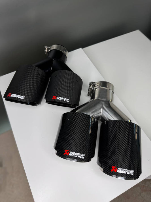 Cola de escape doble carbono Akrapovič – Ø63 mm universal (102×250 mm)