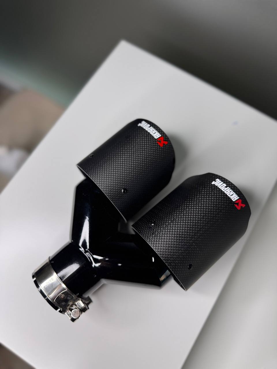 Cola de escape doble carbono Akrapovič – Ø63 mm universal (102×250 mm)