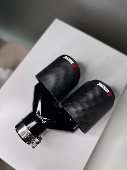 Cola de escape doble carbono Akrapovič – Ø63 mm universal (102×250 mm)