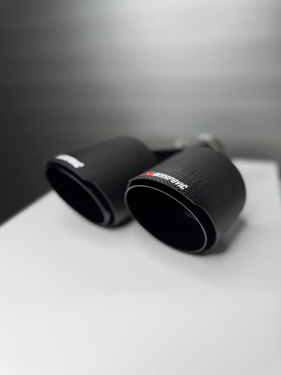 Cola de escape doble carbono Akrapovič – Ø63 mm universal (102×250 mm)