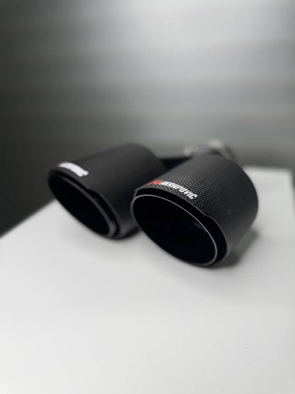 Cola de escape doble carbono Akrapovič – Ø63 mm universal (102×250 mm)