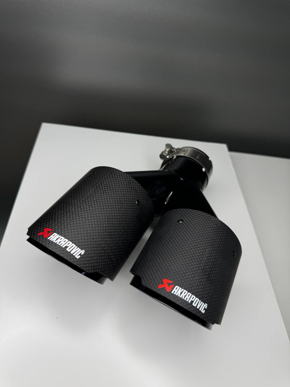 Cola de escape doble carbono Akrapovič – Ø63 mm universal (102×250 mm)