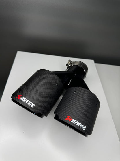 Cola de escape doble carbono Akrapovič – Ø63 mm universal (102×250 mm)