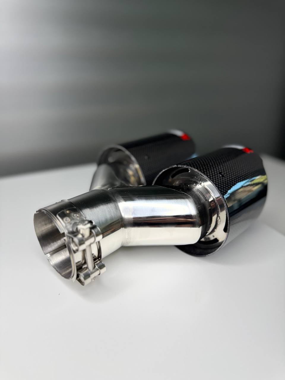 Cola de escape doble carbono Akrapovič – Ø63 mm universal (102×250 mm)