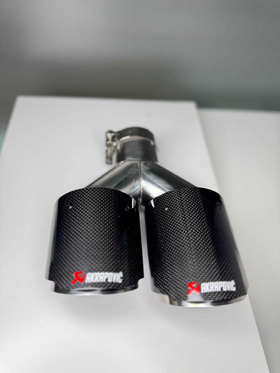 Cola de escape doble carbono Akrapovič – Ø63 mm universal (102×250 mm)