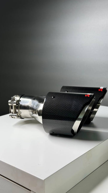 Cola de escape doble carbono Akrapovič – Ø63 mm universal (102×250 mm)