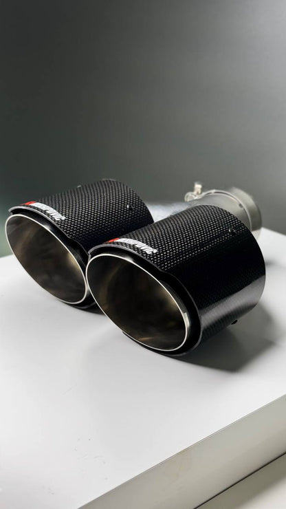 Cola de escape doble carbono Akrapovič – Ø63 mm universal (102×250 mm)